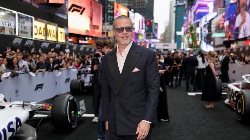 Brad Pitt bei der Weltpremiere von "F1" am Times Square in New York