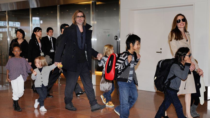 Brad Pitt und Angelina Jolie mit ihren Kindern, 2011