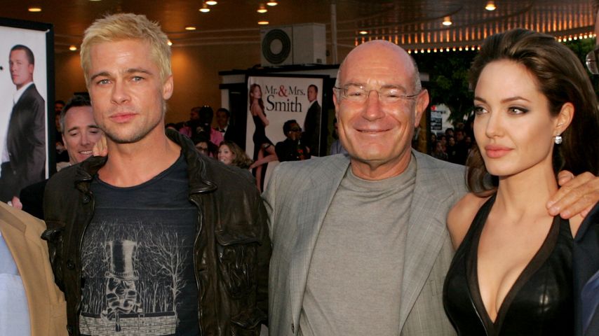 Brad Pitt und Angelina Jolie mit Produzent Arnon Milchan bei der Premiere von "Mr. & Mrs. Smith"