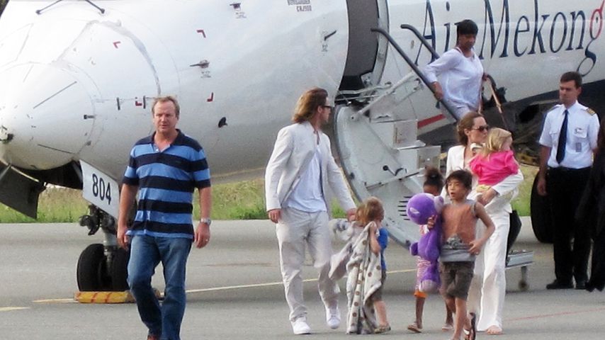 Brad Pitt und Angelina Jolie mit ihren Kindern am Flughafen in Vietnam