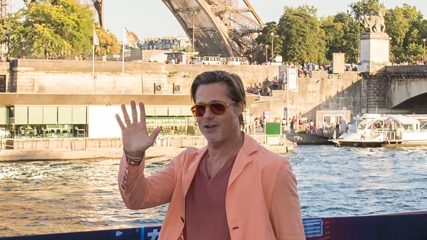 Top oder Flop? Brad Pitt im knalligen Leinenanzug in Paris