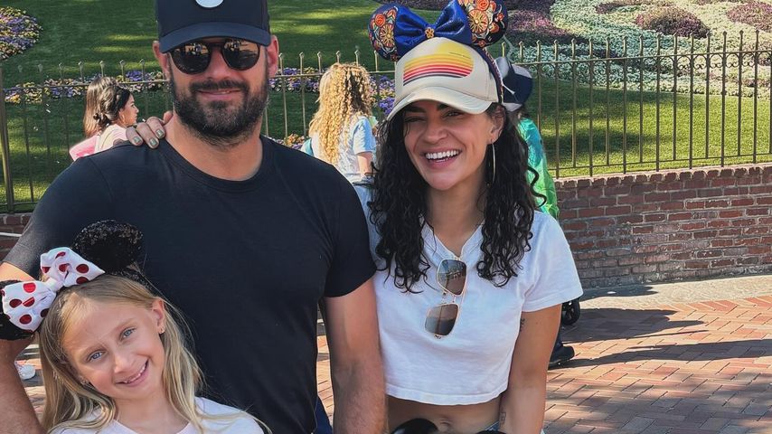 Brad Richardson und Jessica Szohr mit ihren zwei Kindern im Juni 2024