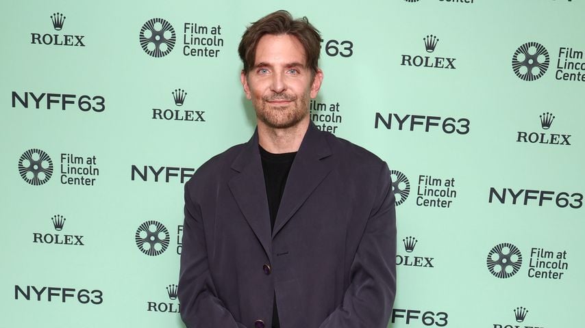 Nach Beauty-OP-Gerücht: Bradley Cooper strahlt bei Premiere
