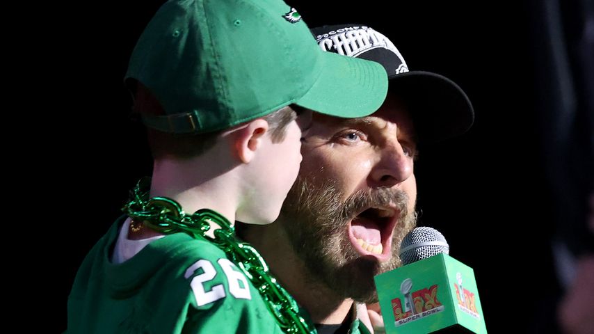 Bradley Cooper und Declan LaBarone beim Super Bowl 2025