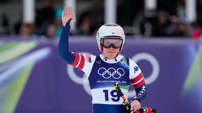 Breezy Johnson grüßt nach dem Super-G bei den Winterspielen Milano Cortina 2026 in Cortina d’Ampezzo