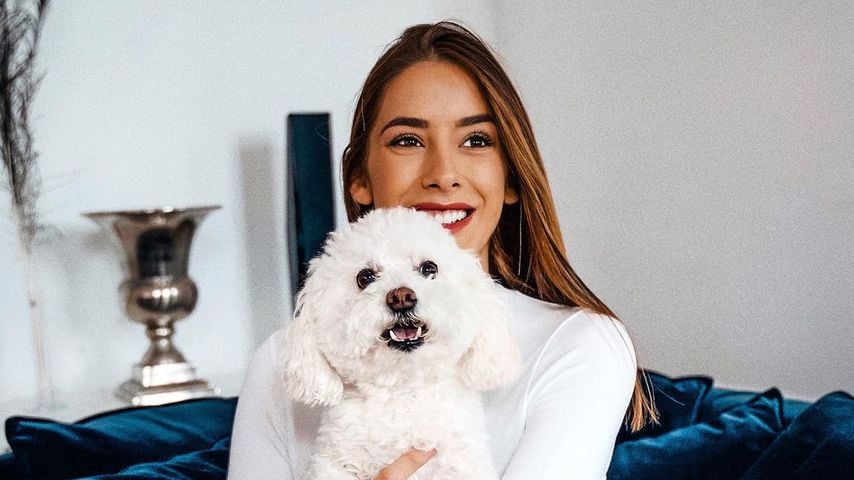 Brenda Patea mit ihrem Hund, 2020