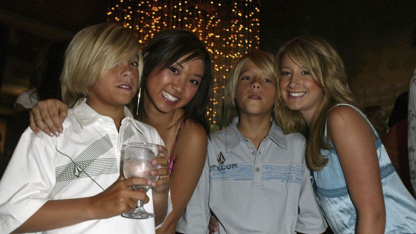 Brenda Song, Ashley Tisdale und Dylan und Cole Sprouse im Juli 2004