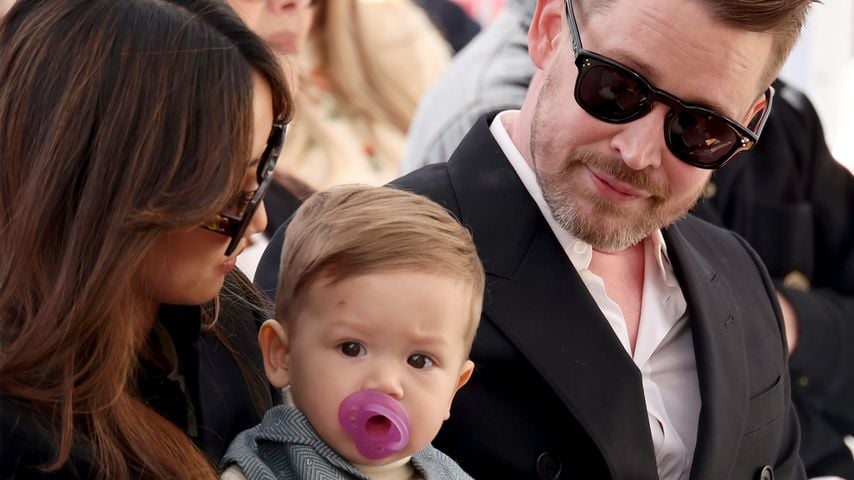 Brenda Song und Macaulay Culkin mit ihrem jüngsten Sohn, Dezember 2023