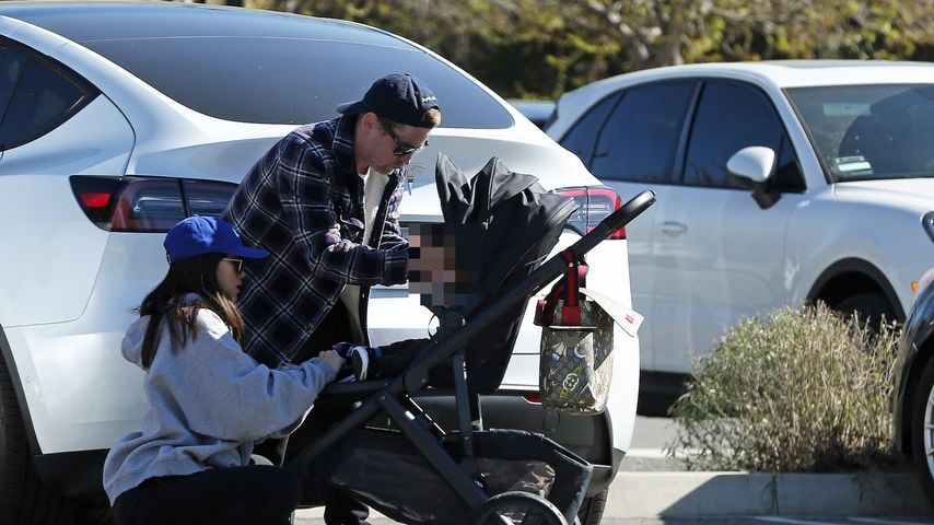 Brenda Song und Macaulay Culkin mit ihrem Kind im Februar 2022
