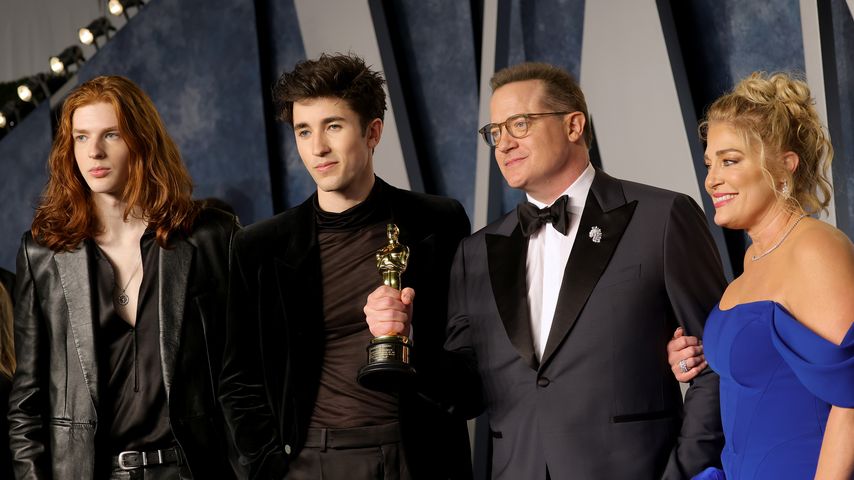 Brendan Fraser, seine Söhne und Jeanne Moore im Rahmen der 2023 Vanity Fair Oscar Party