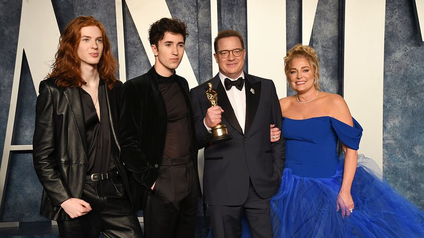 Brendan Fraser, seine Söhne und Jeanne Moore im Rahmen der 2023 Vanity Fair Oscar Party