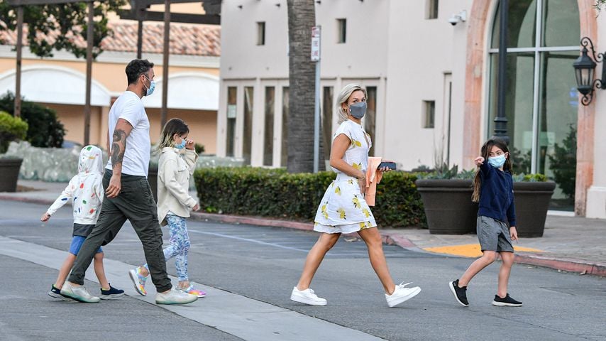 Brian Austin Green, Sharna Burgess und seine Kinder vor einem Restaurant