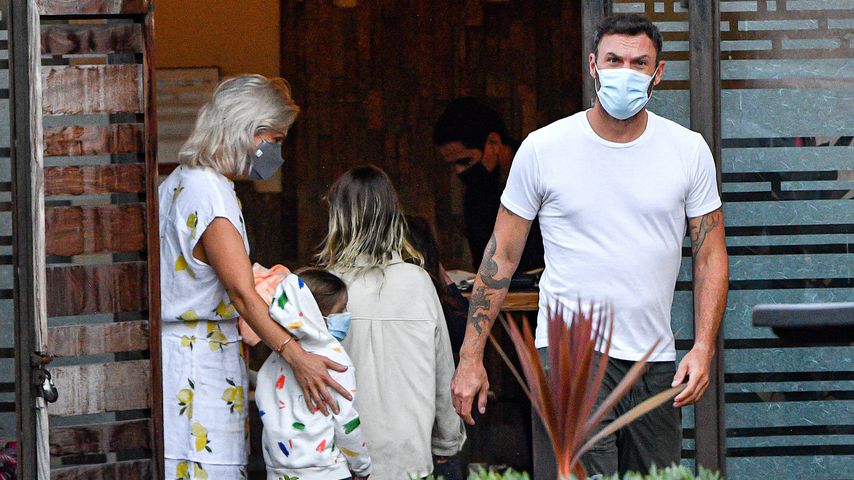Sharna Burgess, Brian Austin Green und seine Kinder vor einem Restaurant