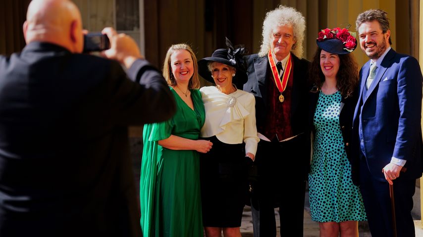 Brian May und seine Familie am Buckingham Palace