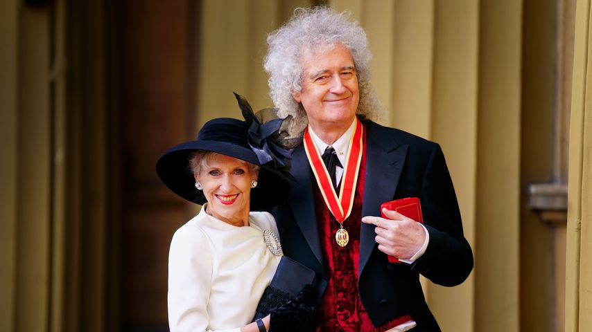 Brian May und seine Frau Anita Dobson im Buckingham Palace
