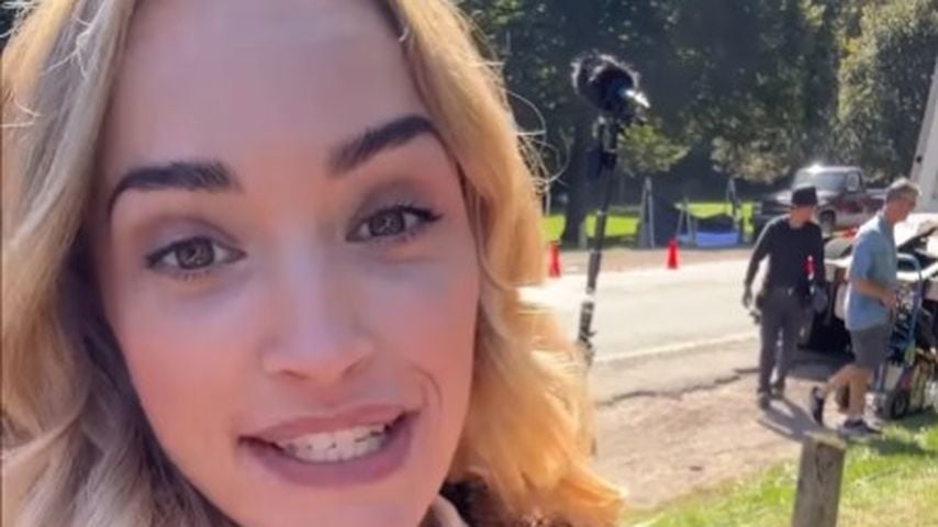 Brianne Howey am Set von "Ginny & Georgia" Staffel 4