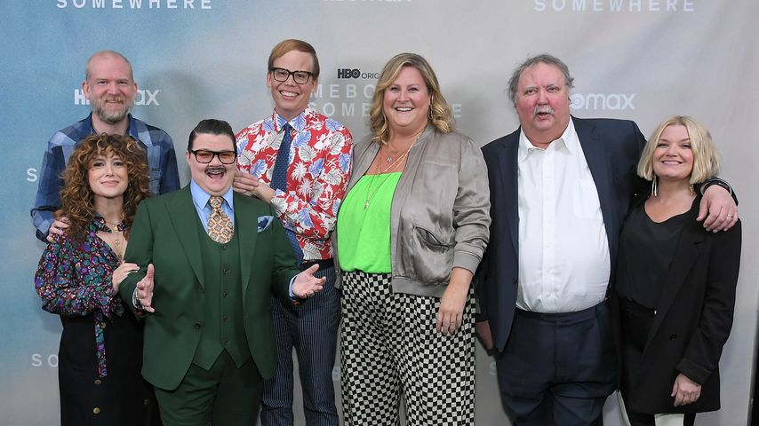 Bridget Everett und Mike Hagerty mit ihren Co-Stars von "Somebody Somewhere"