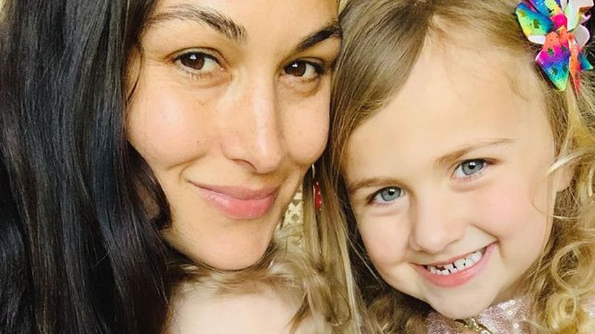 Brie Bella mit ihren beiden Kids