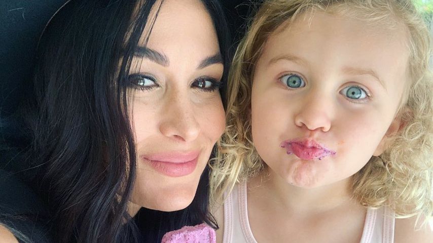 Brie Bella mit ihrer Tochter