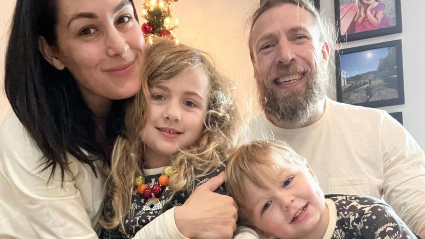 Brie Bella und Bryan Danielson mit ihren Kindern Birdie und Buddy im Dezember 2022