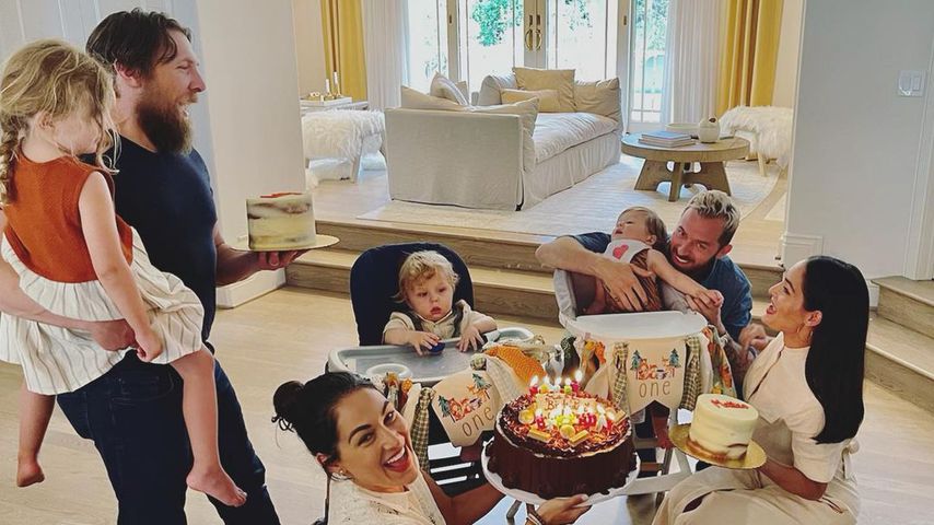 Brie und Nikki Bella mit ihren Familien
