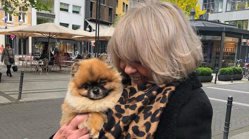 Brigitte Opoku mit Hund Carlo