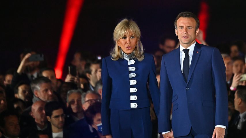 Brigitte und Emmanuel Macron vor dem Eiffelturm