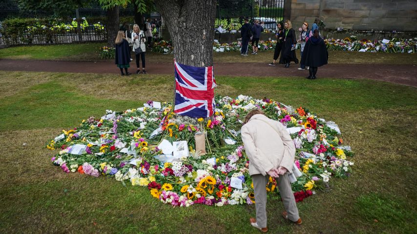 Briten trauern um Queen Elizabeth II. vor dem Palace of Holyroodhouse