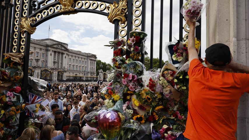 Briten zollen Queen Elizabeth II. ihren Tribut vor dem Buckingham Palace