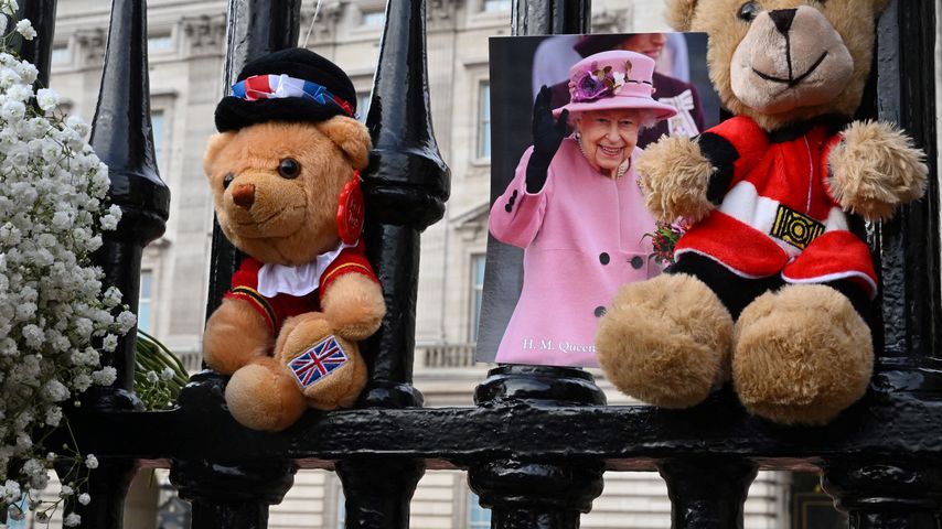 Briten zollen Queen Elizabeth II. ihren Tribut vor dem Buckingham Palace