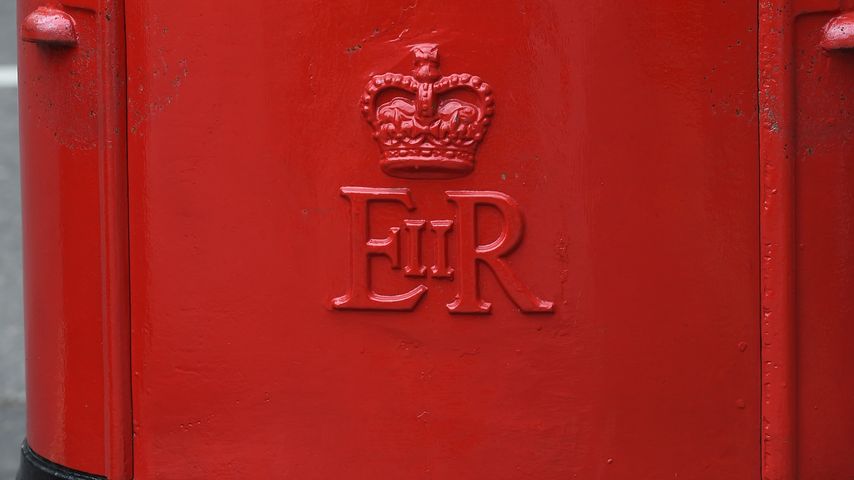 Britischer Briefkasten mit dem Kürzel von Queen Elizabeth II.