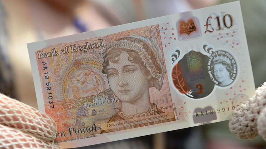 Britischer Zehn-Pfund-Schein mit dem Gesicht von Queen Elizabeth II. (rechts)