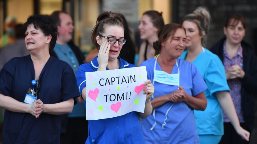 Britisches Krankenhauspersonal feiern Captain Tom für seine Spendenaktion