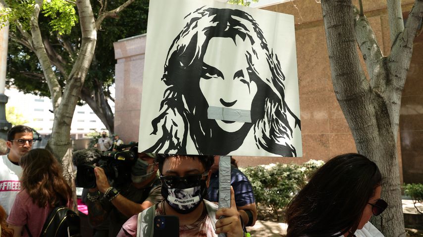 Fan von Britney Spears mit einem Plakat
