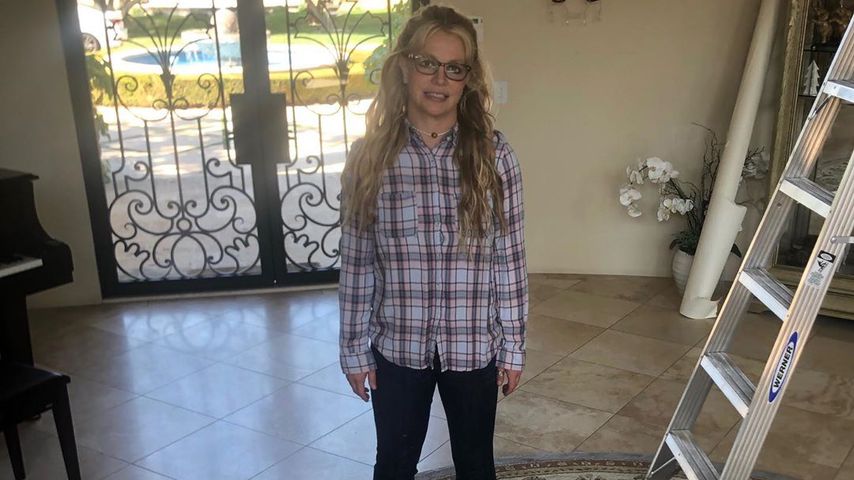 Britney Spears im Karohemd und in Latschen