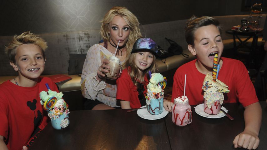 Britney Spears, ihre Kids und ihre Nichte in einem Lokal
