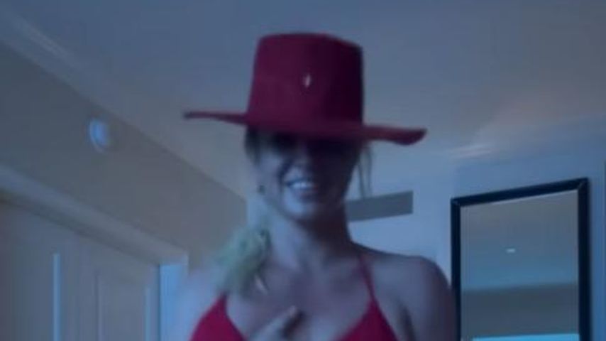 Britney Spears führt ulkigen Cowboy-Tanz im Bikini auf!