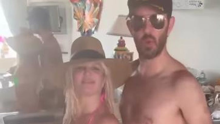 Wieder vergeben? Britney Spears tanzt halb nackt mit Mann