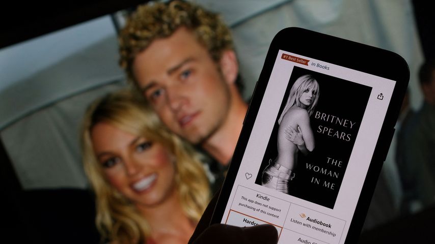 Britneys Buch "The Woman In Me" vor einem Bild von ihr und Justin Timberlake