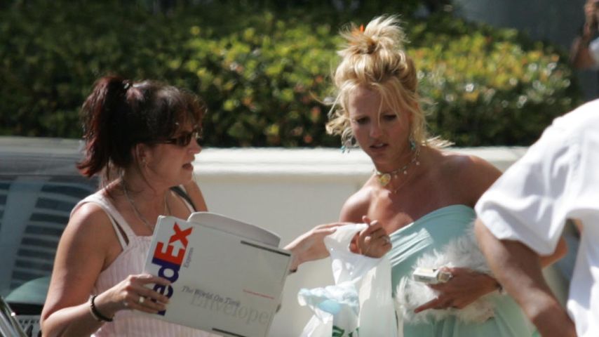 Britney Spears und ihre ehemalige Assistentin Felicia Cullota, 2004