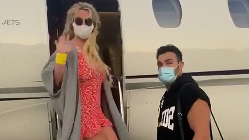 Endlich Urlaub? Britney Spears und Sam besteigen Flugzeug!