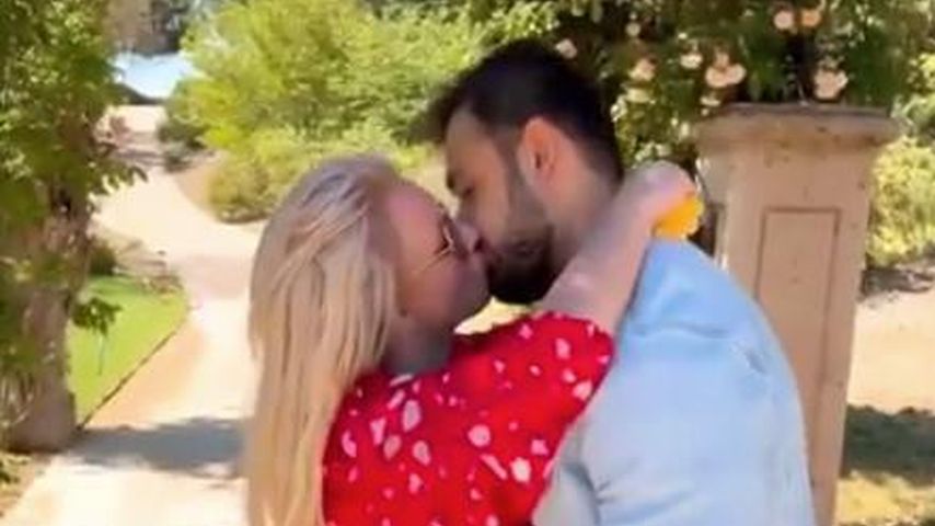 Krisengerüchte: Britney Spears und ihr Sam knutschen innig