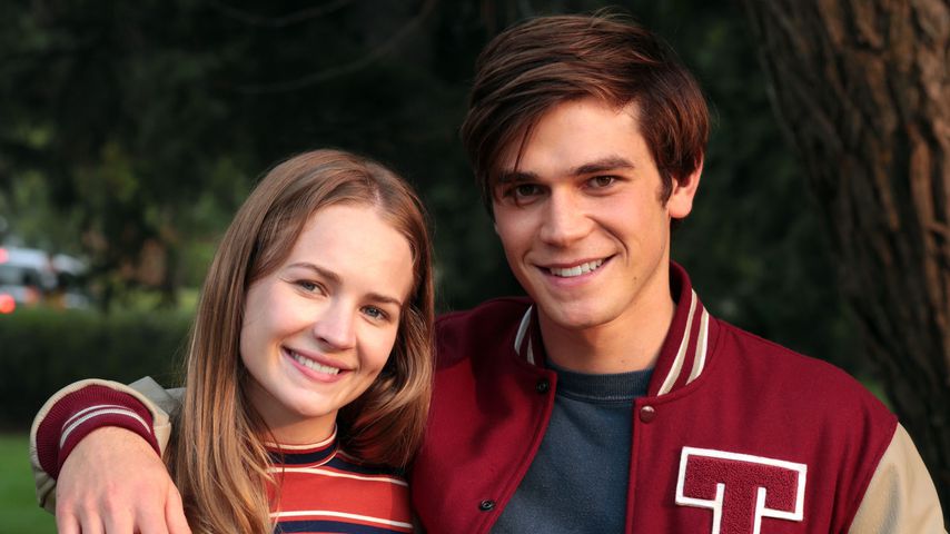 Britt Robertson und KJ Apa am Set von " Bailey – Ein Hund fürs Leben"