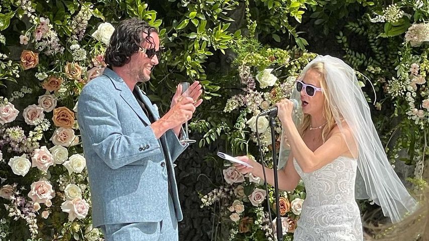 Paul Floyd und Britt Robertson im April 2023