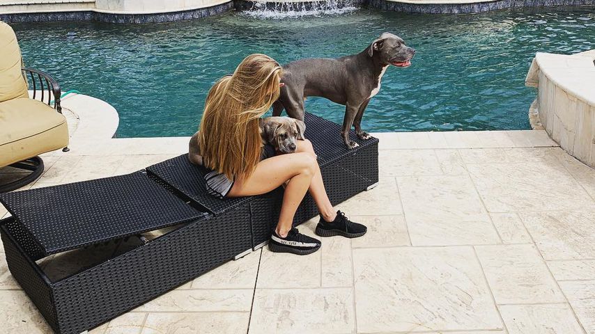 Brittany Matthews mit den Hunden Steel und Silver