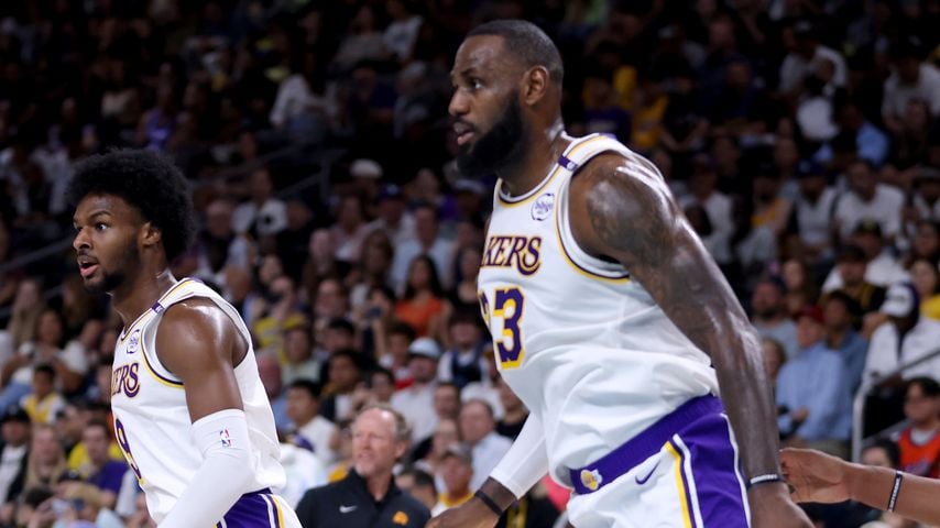 Bronny und LeBron James während eines Los-Angeles-Lakers-Spiels, Oktober 2024