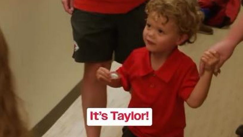 Bronze Mahomes staunt über ein Bild von Taylor Swift