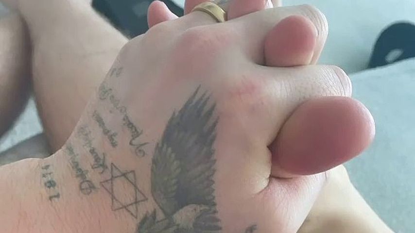 Brooklyn Beckham hält Nicola Peltzs Fuß