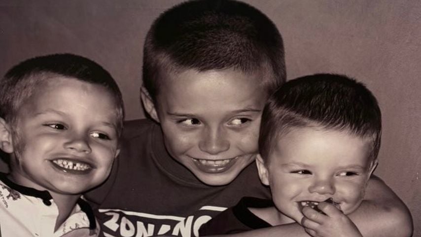Brooklyn Beckham mit seinen Brüdern Romeo und Cruz