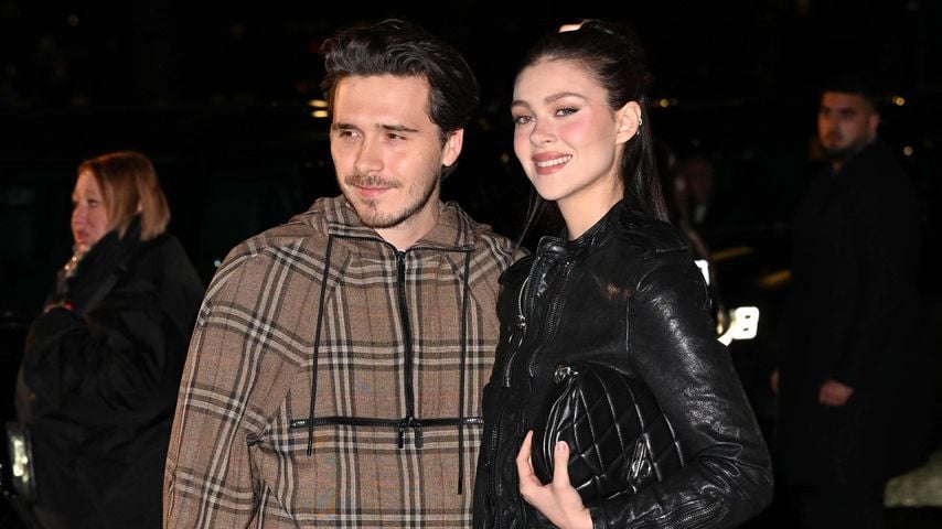 Brooklyn Beckham und Nicola Peltz bei der Burberry Autumn/Winter 2025 Show während der London Fashion Week